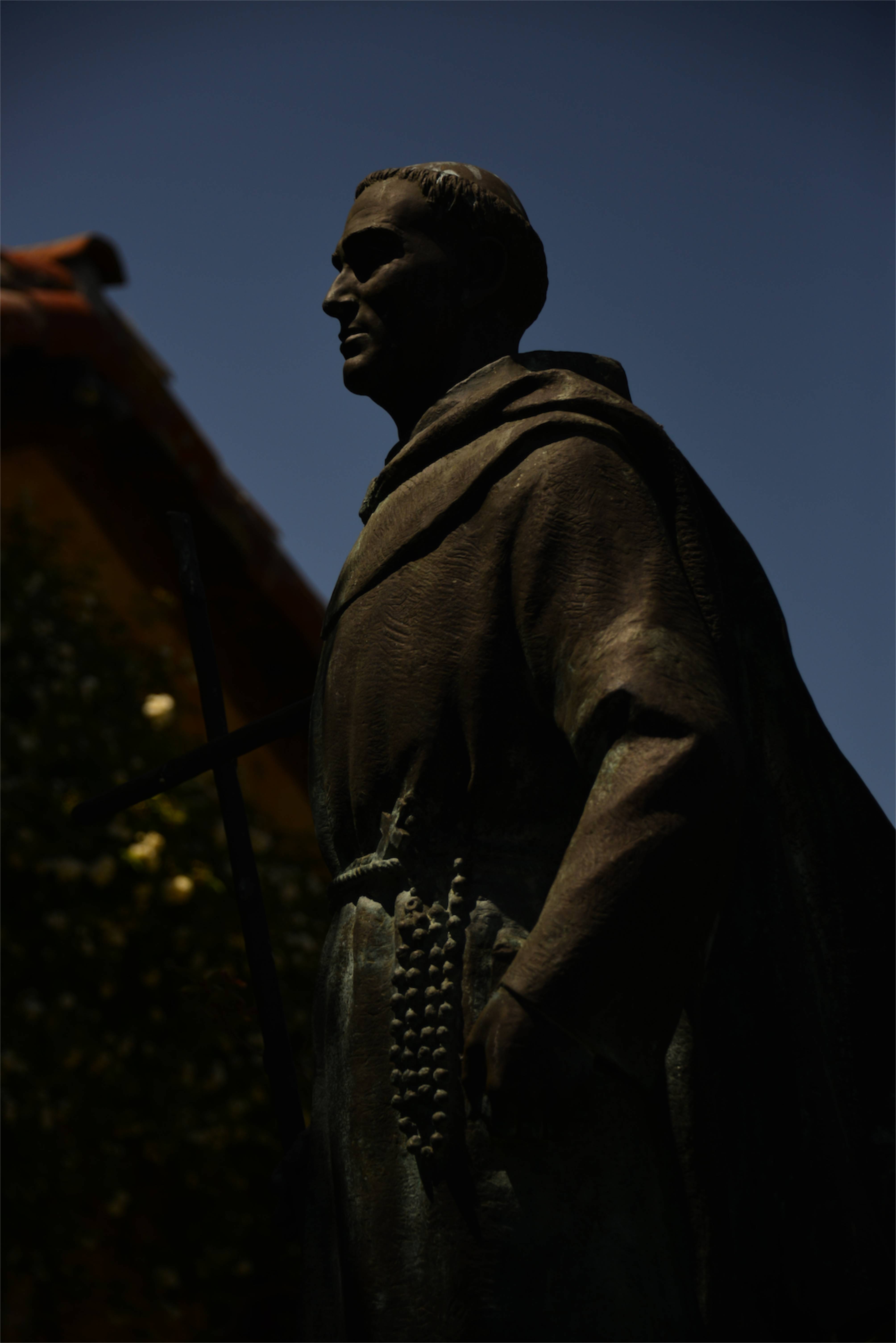 One of Assana's many MANY wrongly exposed shots/