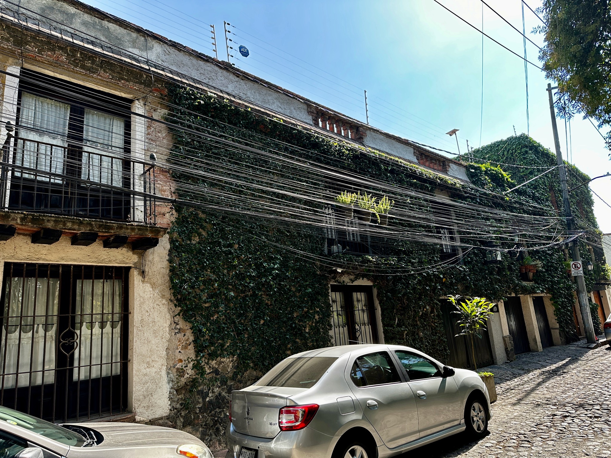 Houses facing Jardin del la Bombilla... and wires!/