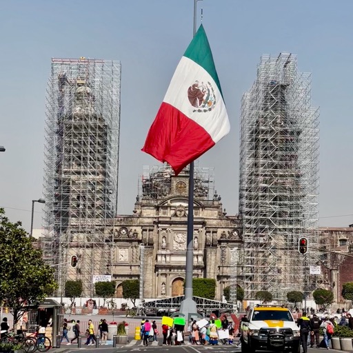 Ginormous flag, the Zócalo, cathedral, obligatory scafolding... got it all!/
		    
