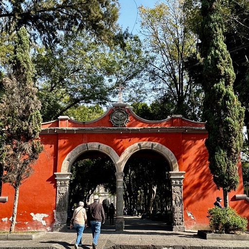 Jardin Centenario in the center of Coyoacán/
		    