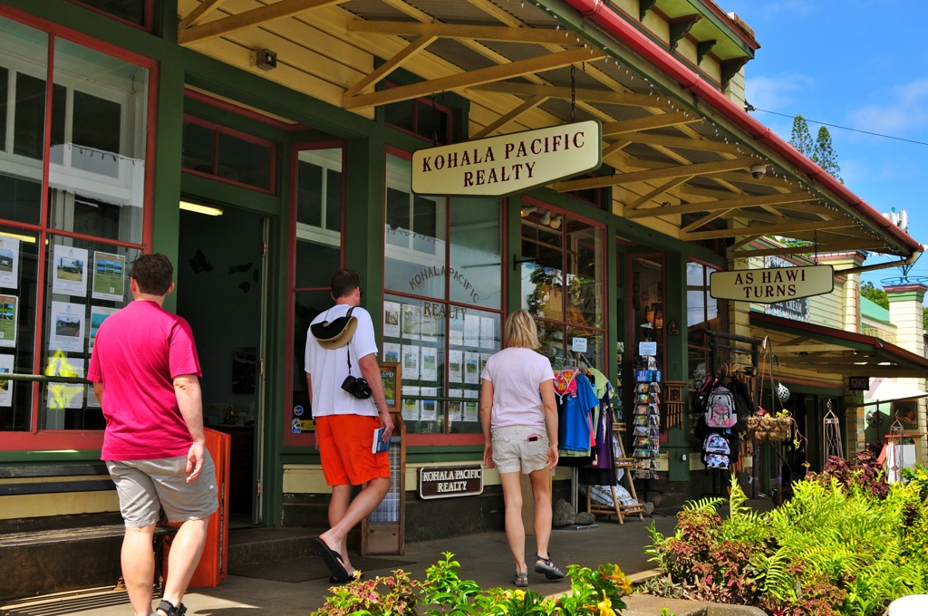 Breakfast in Hawi on our way to Polulu breach/