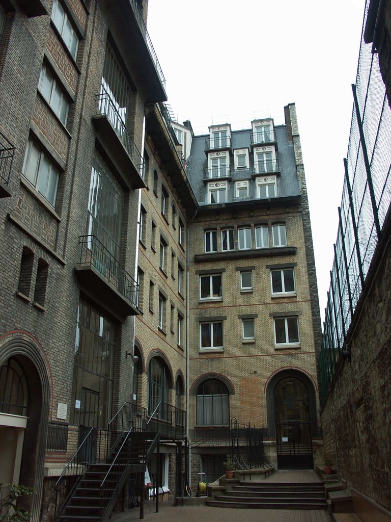 Maison des etudiantes... where Assana used to live/