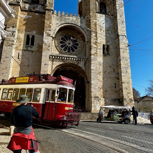 Tram, church, Dan!/
		    Jardim Augusto Rosa, Largo da Sé, 1100-389 Lisboa, Portugal
