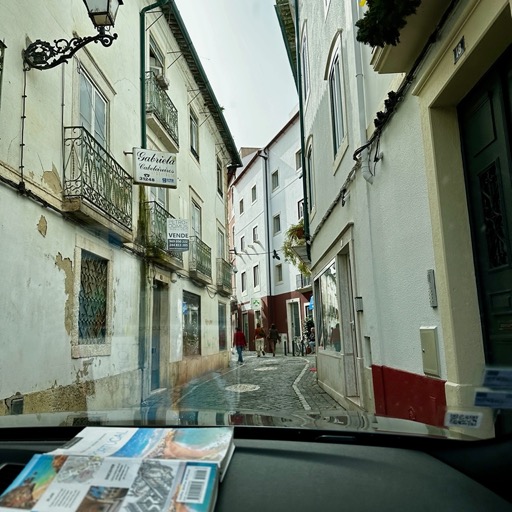 Rua Barão de Viamonte, Leiria, looks awfully narrow!/
		    R. Latino Coelho 4, 2400-171 Leiria, Portugal