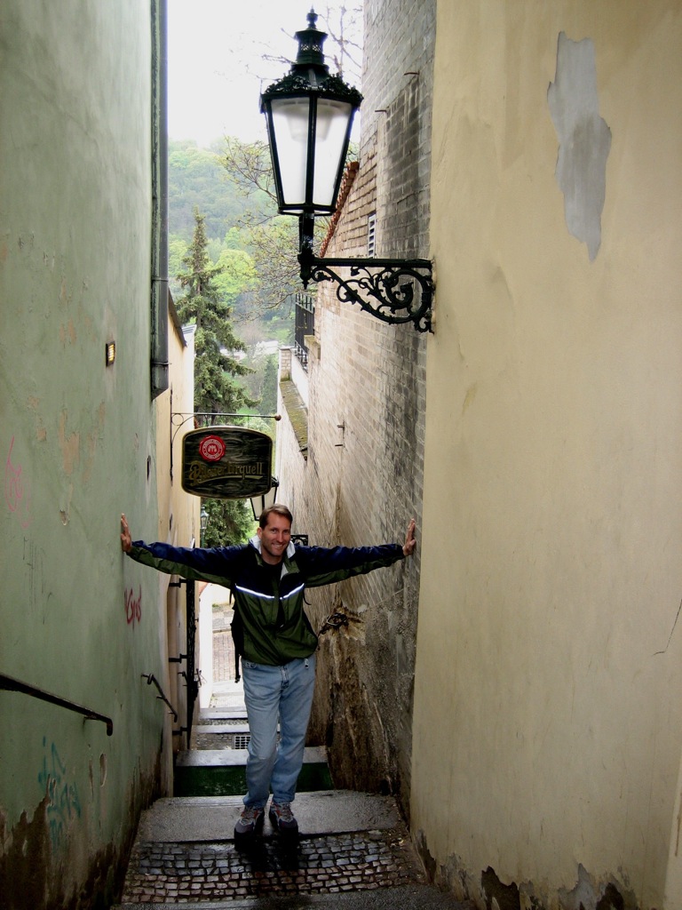 The alley, she was narrow/