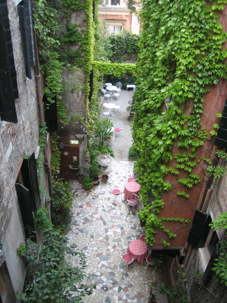 Hotel Flora's courtyard/