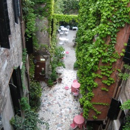 Hotel Flora's courtyard/
		    