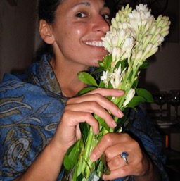 The beautiful bouquet of tuberose kept their fragrant until we left/
		    