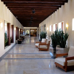 Walkway in the hotel/
		    