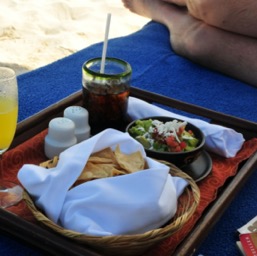 Our typical beach snack: guacamole with homemade tortillas/
		    