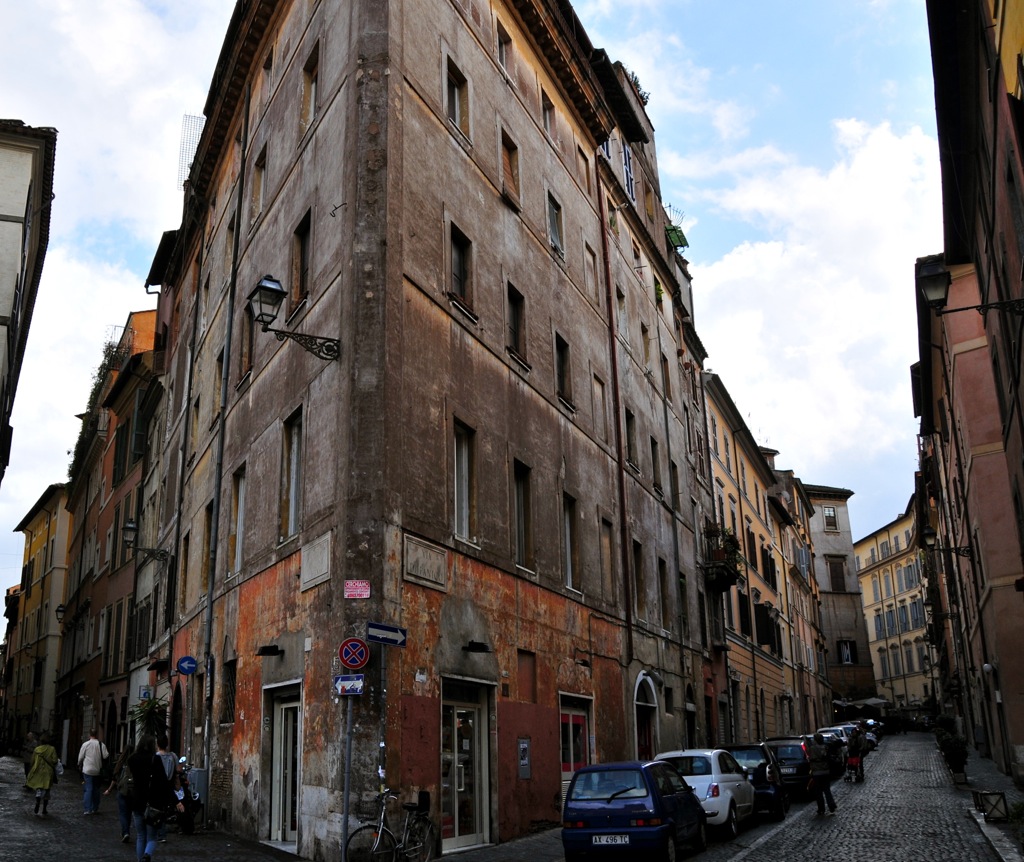 Crooked streets of Rome/