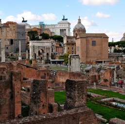 The Forum... it is amazing this is all in the middle of Rome/
		    