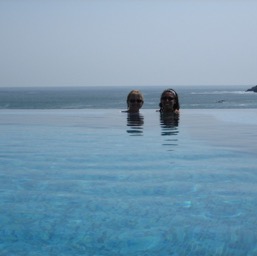 Sheri & Assana in the infinity pool/
		    